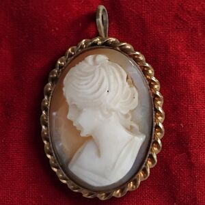 Antique 12K GF Left Facing Carved Shell Cameo Pendant/Brooch